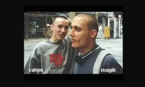 Dwóch młodych mężczyzn, Rahim i Magik, pozuje do zdjęcia. Kim jest żona Magika? Tego zdjęcie nie zdradza, ale widać ich przyjaźń.