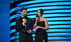 Prowadzący program na żywo, ubrani elegancko, trzymają mikrofony i materiały. Czy to wyjaśnia, dlaczego rano przerwano nagranie popularnego programu na żywo?