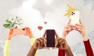 Dłonie trzymają telefony, robiąc zdjęcia. Czy to znak, dlaczego popularna para usunęła wspólne zdjęcia z mediów społecznościowych?