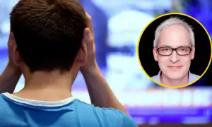 Chłopak zakrywa uszy, słysząc w telewizji, dlaczego znany polityk-celebryta wstydzi się swojego wiejskiego pochodzenia.