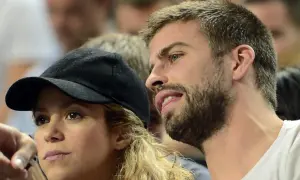 Kulisy rozstania znanej pary sportowca i piosenkarki. Gerard Piqué i Shakira w bliskim ujęciu, zamyśleni.