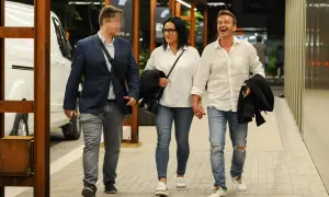 Trzy osoby idą razem. Czy Radek Liszewski ma dzieci? Na zdjęciu widać parę trzymającą się za ręce i młodego mężczyznę.