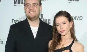 Kevin Mglej z partnerką, która wygląda jak dziecko, na ściance.