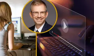 Dlaczego popularny tiktoker został zablokowany na wszystkich platformach? Mężczyzna w okularach, młoda osoba przy komputerze i odtwarzacz wideo.
