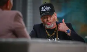 Rutkowski w czapce z czaszką i łańcuchami, z nową fryzurą, pokazuje kciuk w górę.