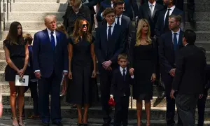 Donald Trump z rodziną, w tym jego obecna żona Melania i córka Ivanka, oraz inne kobiety, które były żonami Trumpa, w żałobnych strojach.