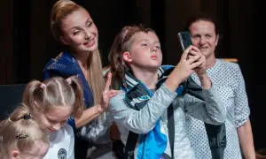 Cleo z dziećmi na scenie, robią sobie selfie.