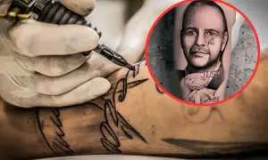 Karol Nawrocki tatuaż na ramieniu, obok powstającego napisu. W kółku portret z napisem "PIS" i "JUST SNOOZE".