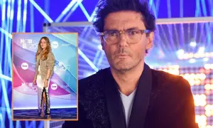 Żaneta Rosińska, wiek nieznany, na tle niebieskich świateł. Obok niej mężczyzna w okularach.