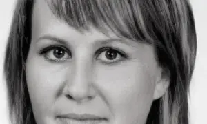 Portret kobiety w czerni i bieli, z widocznymi oczami i fragmentem twarzy.
