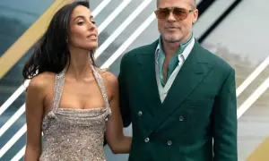 Ines de Ramon w błyszczącej sukni obok Brada Pitta w zielonym garniturze.