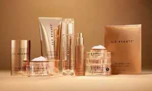 Kremy i kosmetyki JLo Beauty w złotych opakowaniach. Czy luksusowy krem od znanej piosenkarki naprawdę działa na zmarszczki?
