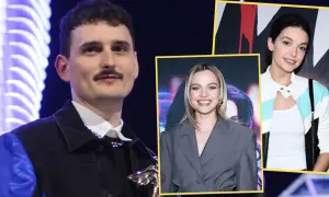 Dawid Podsiadło z nagrodą, obok niego zdjęcia kobiety w szarym garniturze i kobiety w kurtce.