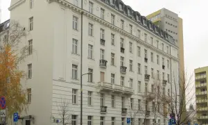 Elegancki biały budynek w Warszawie, gdzie mógł zamieszkać ktoś, kto kupił najdroższy apartament w warszawie w ostatnim kwartale.