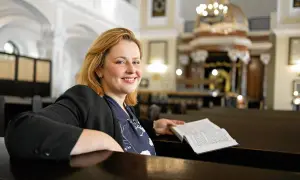 Kobieta z książką w synagodze. Czy to ona odkrywa, które polskie gwiazdy mają żydowskie korzenie i dlaczego o tym milczały?