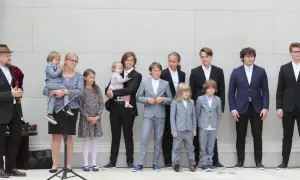 Rodzina z show-biznesu, kto ze świata show-biznesu ma najwięcej dzieci z różnych związków? Dzieci w garniturach i sukienkach, z rodzicami.