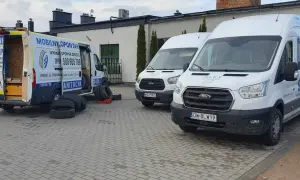 Kruszwil obecnie rozwija firmę Oponly, oferując mobilną wulkanizację 24h. Na zdjęciu widać jego pojazdy i sprzęt.
