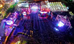 Warszawa nocą: festiwal muzyczny z tłumami i scenami. Ranking najlepszych klubów koncertowych w Warszawie czeka na odkrycie!