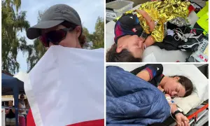 Alicja Pyszka Bazan po wyczerpującym biegu, otulona biało-czerwoną flagą i opatrywana przez ratowników.