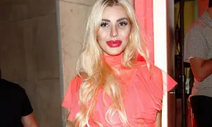 Blond celebrytka w koralowej sukni z falbanami. Fani zastanawiają się, dlaczego martwią się o jej wygląd po ostatnim wyjściu.