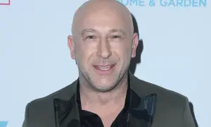 Krzysztof Miruć uśmiecha się do kamery. Czy Krzysztof Miruć ma dzieci? Tego zdjęcie nie zdradza, ale widać jego charakterystyczny styl.
