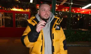 Książulo w żółtej kurtce przed restauracją Carmines, gdzie jego recenzja obiadu była negatywna.