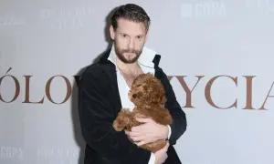 Aktor z psem na rękach. Czy to jego sposób na wytłumaczenie, dlaczego znany aktor nie pojawił się na premierze własnego filmu?