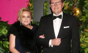 Marcin Bosacki z nową partnerką na ściance. Elegancka para pozuje na tle zieleni i różu.