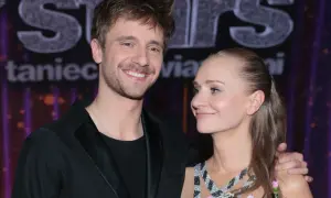 Uśmiechnięty mężczyzna i Anna Markiewicz musiał. W tle logo "Tańca z Gwiazdami".