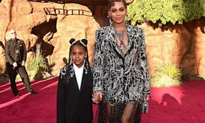 Beyoncé i Blue Ivy Carter na czerwonym dywanie, obie w błyszczących, czarno-białych strojach.