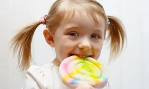 Czy dzieci celebrytów jedzą cukier i fast foody? Ta dziewczynka z pewnością cieszy się kolorowym lizakiem.