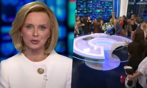 Gwiazda TVN, która ogłosiła odejście ze stacji po kilkunastu latach, żegna się z zespołem. Widać ją na ekranie obok sceny pożegnania z bukietem kwiatów.
