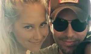 Z kim teraz jest Enrique Iglesias? Poznaj jego związek z Anną Kurnikową