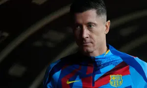Robert Lewandowski w stroju FC Barcelony. Jego spojrzenie sugeruje, że odkrywa sekrety drzewa genealogicznego najpopularniejszego polskiego piłkarza.