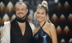 Sandra Kubicka i Baron uśmiechają się do obiektywu. Ona w błyszczącej sukience, on w nietypowej stylizacji.