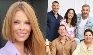 Uśmiechnięta prowadząca Dzień Dobry TVN obok grupy prezenterów.