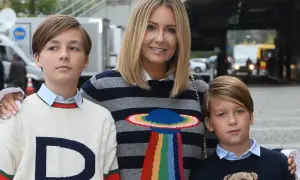 Kobieta z dwoma synami, być może w drodze do szkół, do których chodzą dzieci najbogatszych polskich celebrytów.
