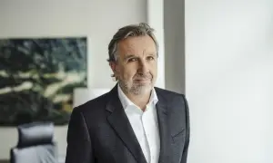 Mężczyzna w garniturze, z siwiejącymi włosami i brodą, uśmiecha się. Czy ród najbogatszego Polaka wywodzi się z arystokracji?