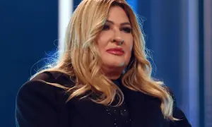 Pilne oświadczenie menedżera znanej wokalistki o stanie zdrowia. Wokalistka w czarnej marynarce, z blond włosami i makijażem.