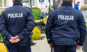 Policja interweniowała w domu znanej pary celebrytów w nocy. W tle widać osobę na wózku inwalidzkim.