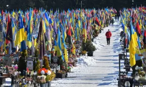 Cmentarz usłany flagami Ukrainy. Wśród nich ukrywana historia rodziny znanego aktora z czasów wojny, upamiętniona na zdjęciach i krzyżach.