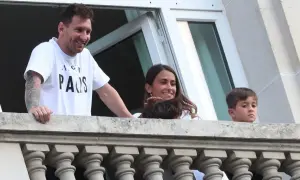 Lionel Messi z rodziną na balkonie, uśmiechnięci.