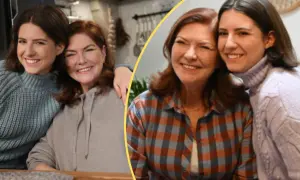 Uśmiechnięte Maria Dowbor Baczyńska i jej córka, blisko siebie, w ciepłych swetrach.