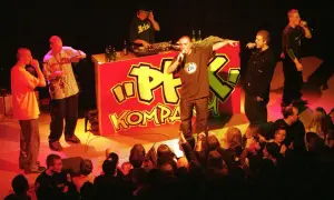 Raperzy na scenie z DJ-em. Czy to prawdziwa przyczyna odwołania trasy koncertowej polskiego rapera? Publiczność szaleje.