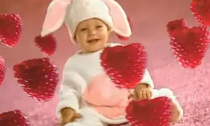 Uśmiechnięte niemowlę w stroju królika, otoczone serduszkami. Pamiętacie, które dzieci gwiazd zadebiutowały w reklamach jeszcze jako noworodki?