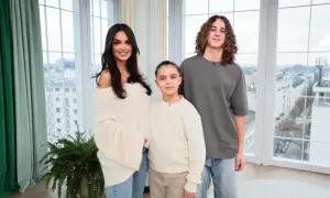 Klaudia El Dursi z dwójką swoich dzieci, synem i córką, pozuje do zdjęcia.
