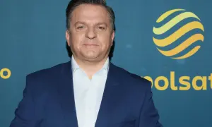 Mężczyzna w garniturze przed logo Polsatu. Czy to wyjaśnia, dlaczego znany prezenter został zawieszony w obowiązkach służbowych?