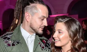 Julia Wieniawa i Baron patrzą na siebie z uśmiechem. On ma dredy i ozdobną kurtkę, ona błyszczące różowe cienie do powiek.