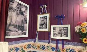 Szczera opinia o smaku dań w nowej restauracji Magdy Gessler. Trzy czarno-białe zdjęcia szefowej kuchni, ozdobione wstążkami, wiszą na fioletowej ścianie.
