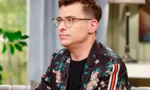 Kacper Kuszewski w okularach i marynarce z tygrysami. Czy ma chłopaka? Pytanie, które nurtuje fanów.